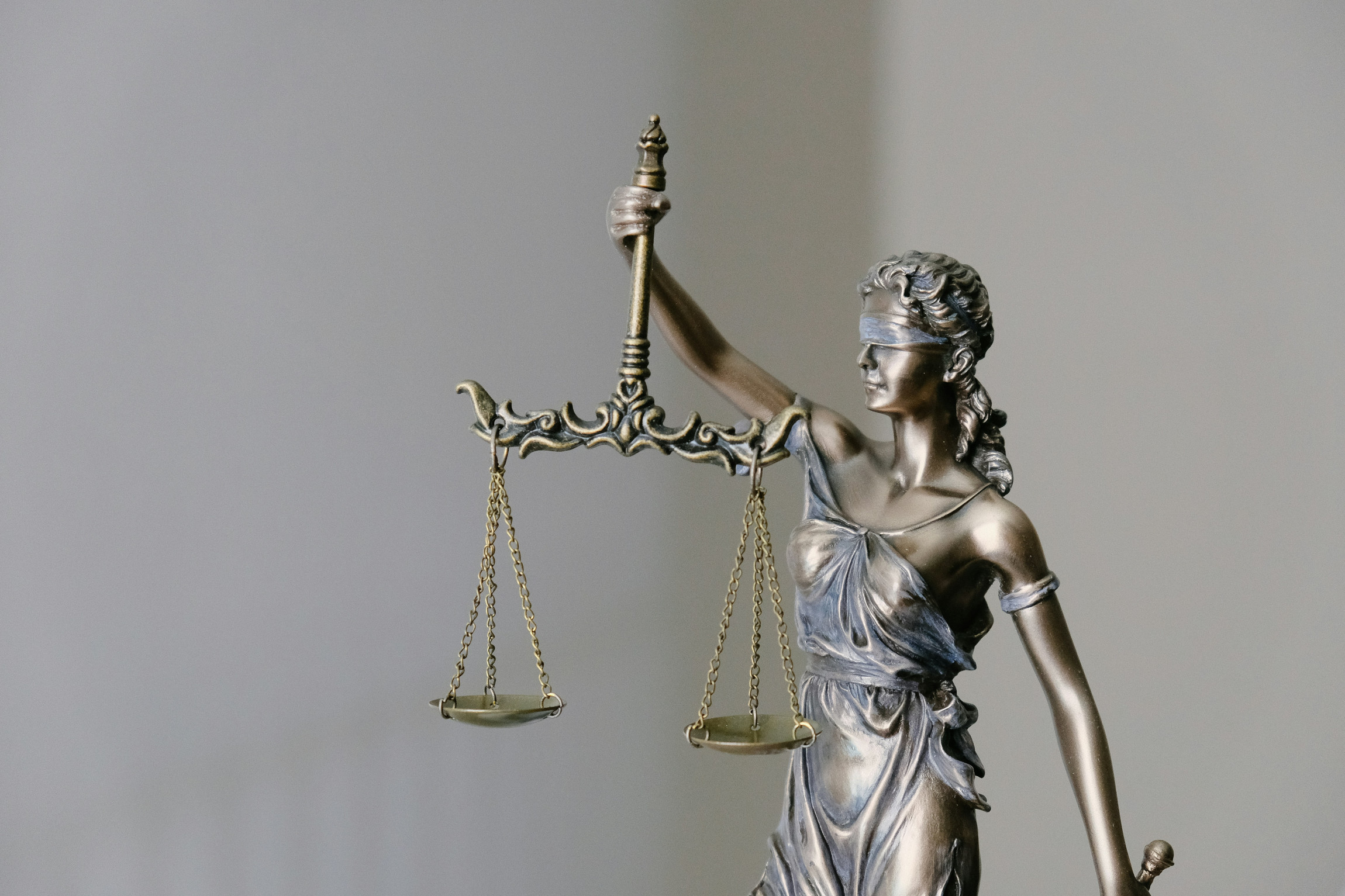 Quand le droit devient une arme pour faire taire médias et ONG : entretien avec Sophie Lemaître