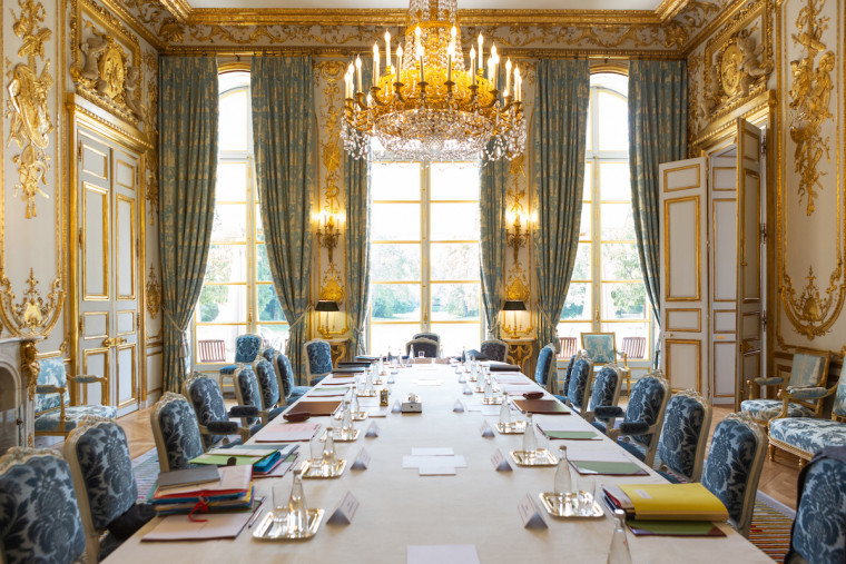 What's New(s) - A controversy clouding the French government